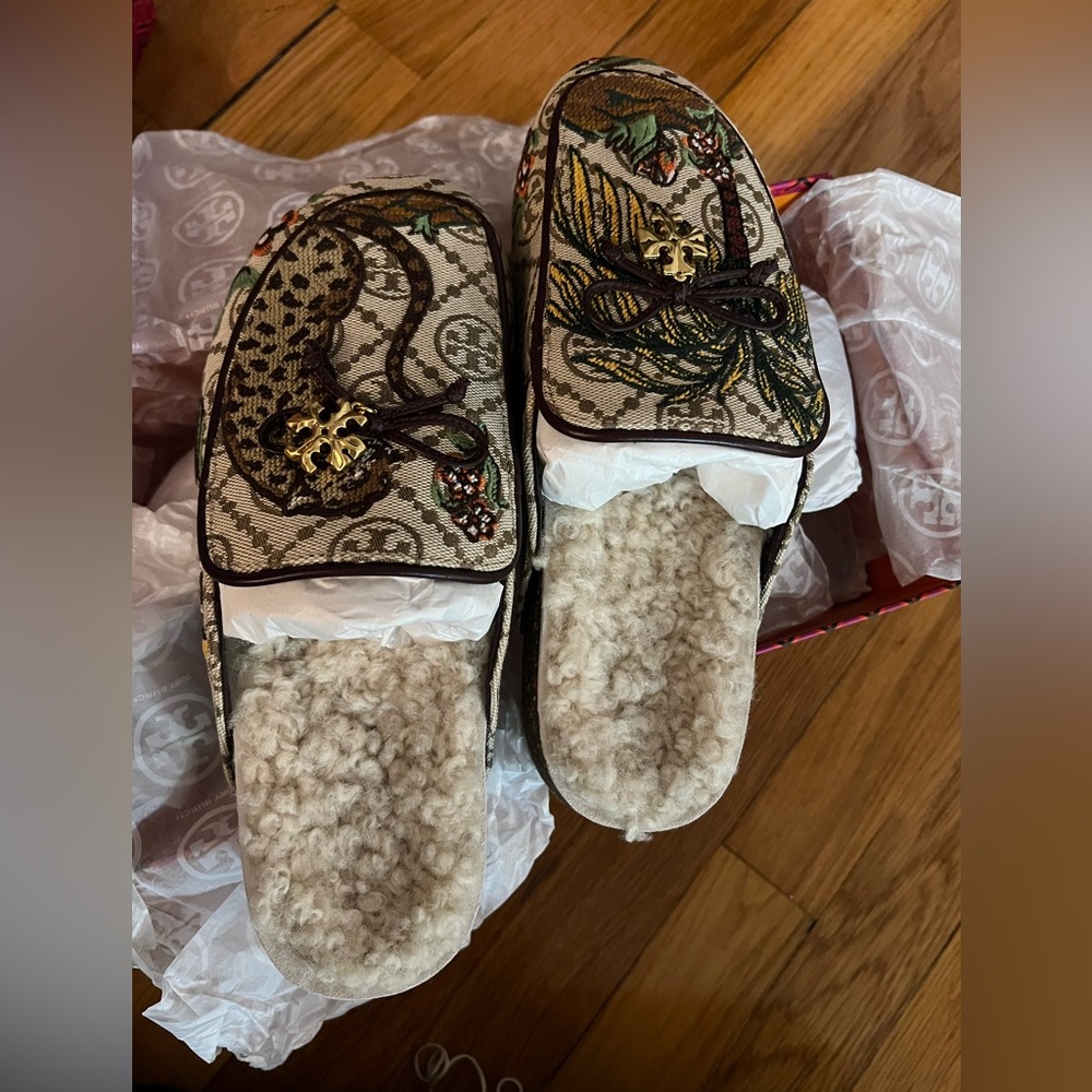 Tory Burch Brown Monogram Fur Cheetah Mules Slides in Size 6.5 - Picture 3 of 9